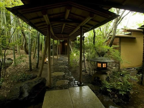 お風呂へ続く竹藪の回廊