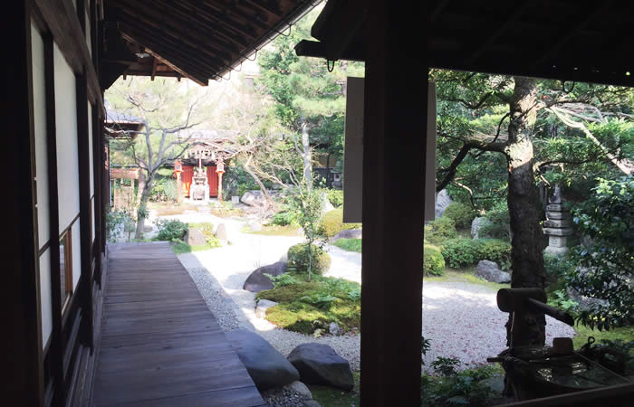 「冥土通いの井戸」がある六道珍皇寺の裏庭