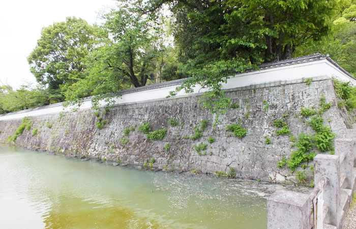 日田陣屋跡の堀と長塀