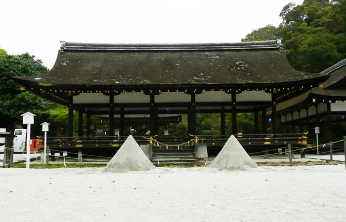 上賀茂神社の細殿前に円錐形に整えられた立砂