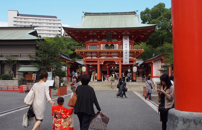 生田神社を訪れる地元の人々