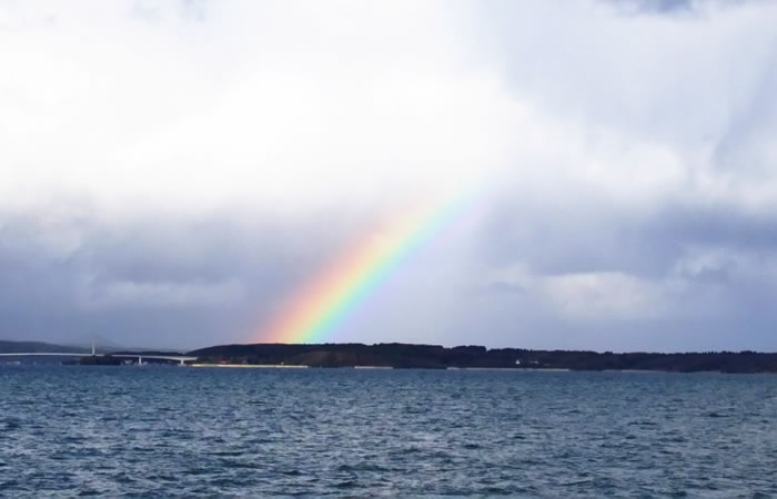 七尾湾に浮かぶ虹の光景