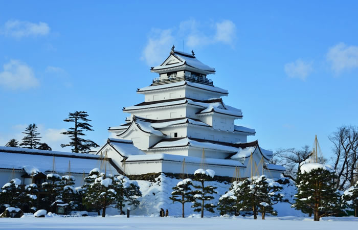 雪景色が美しい会津若松城の天守