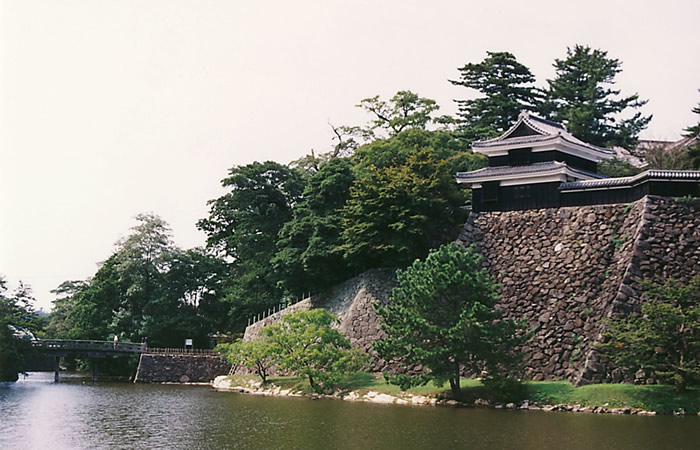 松江城の堀と南櫓