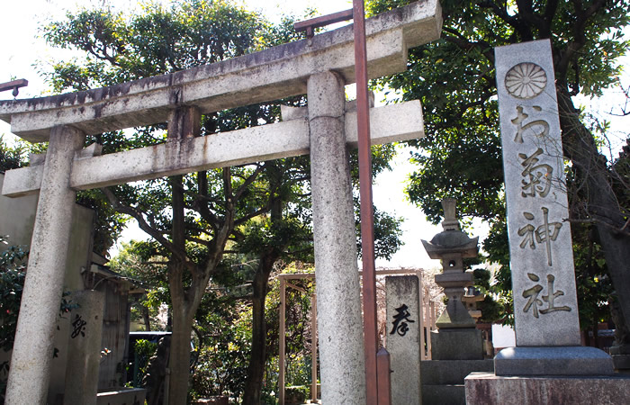 十二所神社の境内にあるお菊神社