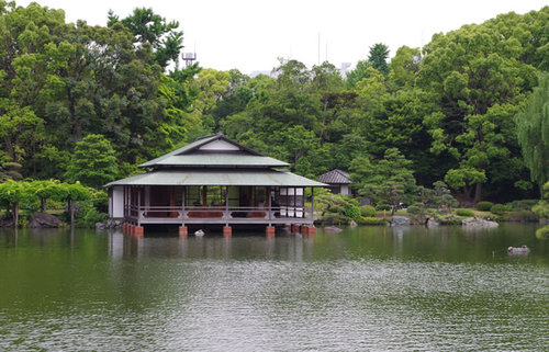 自然豊かな清澄庭園、岩崎弥太郎も造成に携わった都心の憩い場で歴史散歩