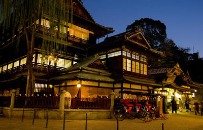道後温泉、風情溢れる日本三古湯の名湯で、湯かごを片手に街を巡る愛媛旅
