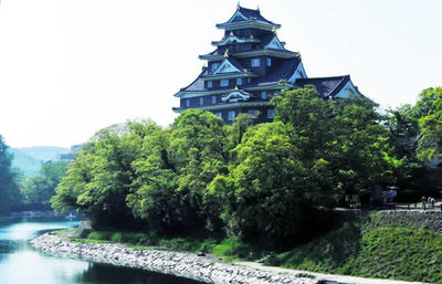 岡山城、烏城とも呼ばれる岡山のシンボルを知り、日本三名園の庭園を巡る旅