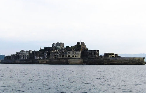 長崎・軍艦島、廃墟となった炭坑跡や日本最古の高層アパート群を目にする上陸ツアーへ