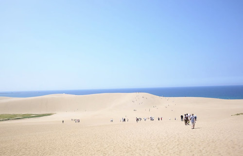 壮大な景観の鳥取砂丘、自然が造った造形美と砂丘ならではのサンドスポーツに触れる旅
