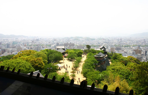 日本最後の本格城郭建築とされる松山城、日本三大平山城の見所を知り松山城下の魅力に浸る旅