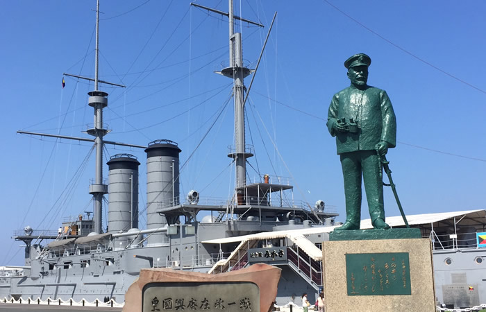 記念艦「三笠」と東郷平八郎像