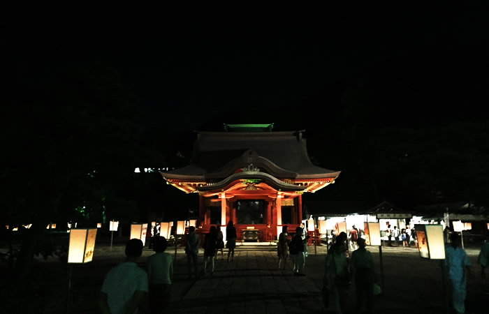 夜の鶴岡八幡宮で行われるぼんぼり祭り
