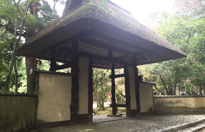 上野公園内の茅葺屋根の門