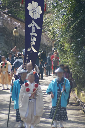 金峯山寺で行われる花供懺法会式