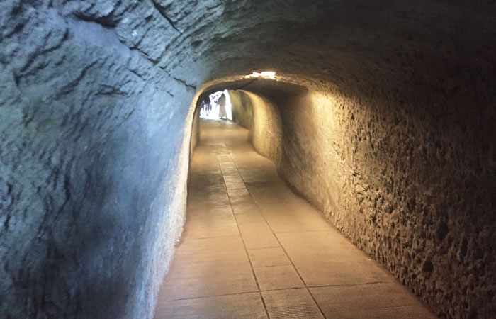 境内へと続く洞窟のようなトンネル