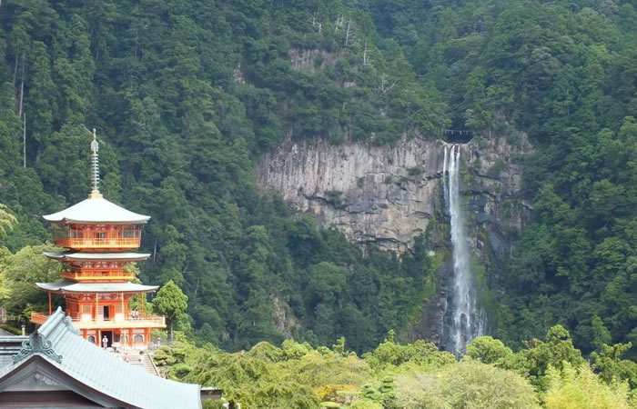 那智大滝を望む熊野那智大社