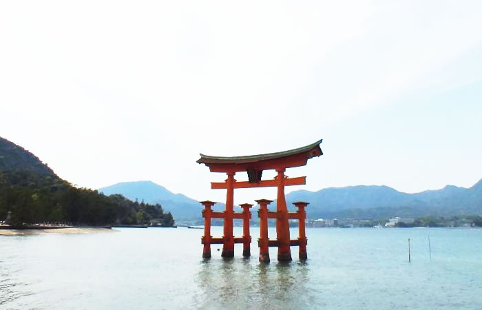 厳島神社の海上に立つ「大鳥居」