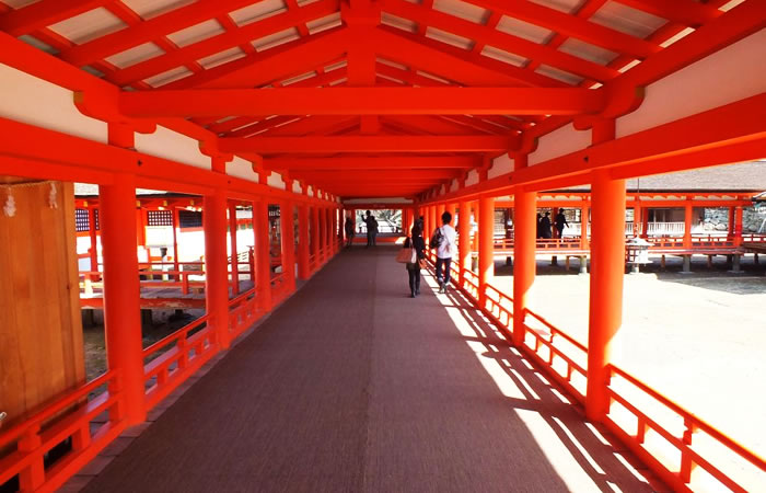 厳島神社の朱塗りの廻廊