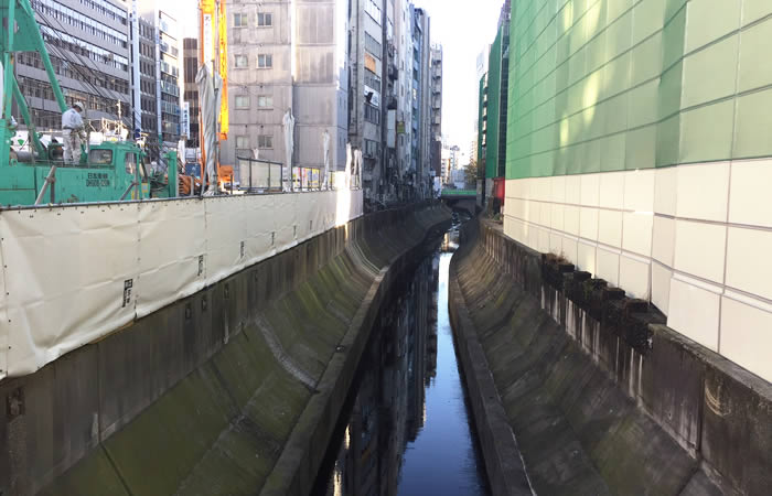 稲荷橋の下を流れる渋谷川