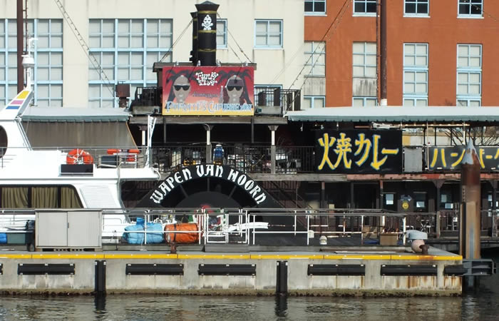 船溜りの海上レストラン
