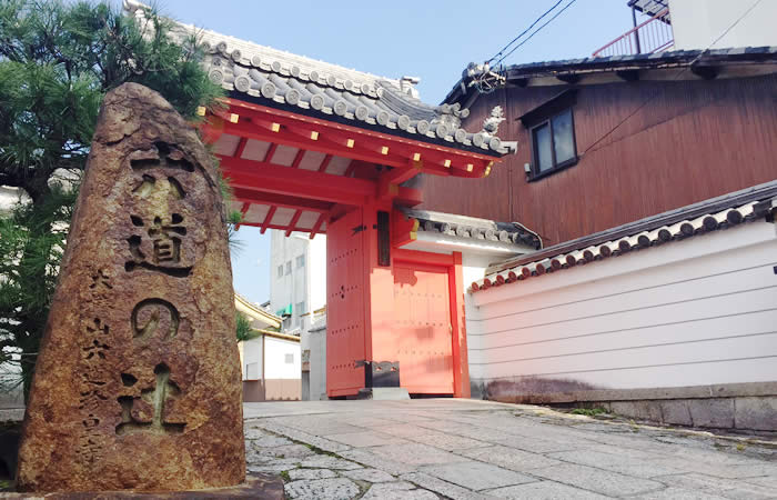 六道の辻という石碑が立つ「六道珍皇寺」