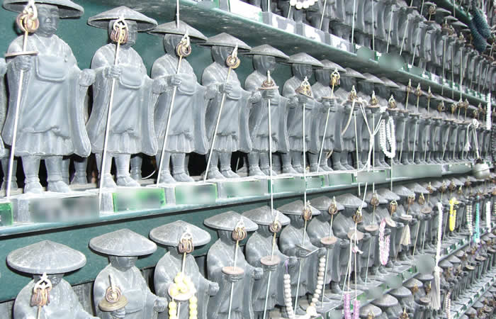 大師堂の横には数千体もの弘法大師像