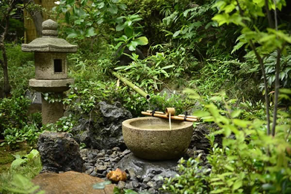 椿山荘庭園の水琴窟