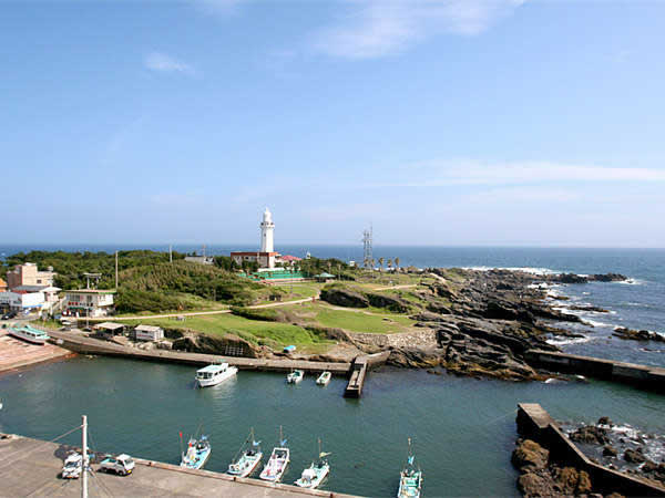 部屋から野島崎灯台と南房総の海を望む
