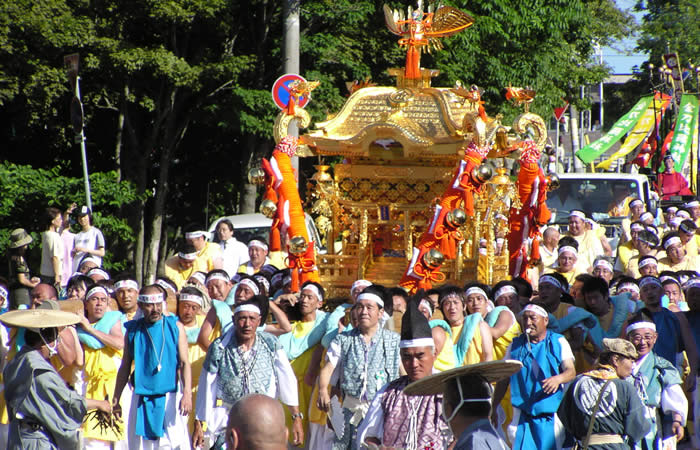 根室金刀比羅神社本宮を出る神輿