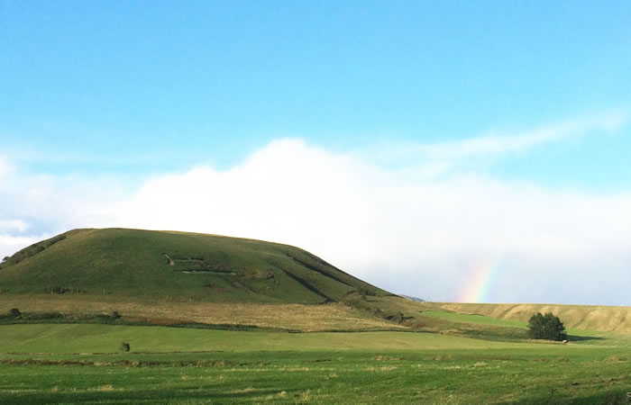 「牛」の字が浮かび上がる夏のモアン山と虹の姿