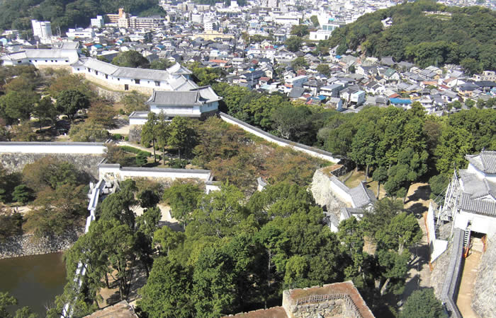 上から見た男山と姫路城の化粧櫓