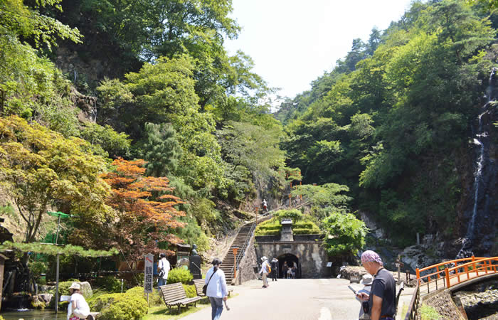 生野銀山を訪れる観光客