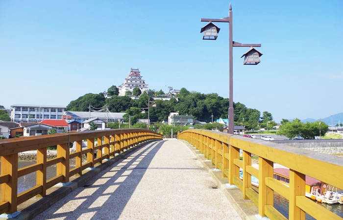 橋の上から望む唐津城