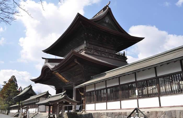 日本三大楼門に数えられる阿蘇神社楼門