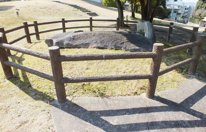 奴国の丘歴史公園の王墓の上石