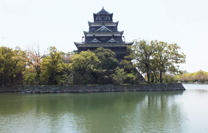 堀の奥に佇む広島城