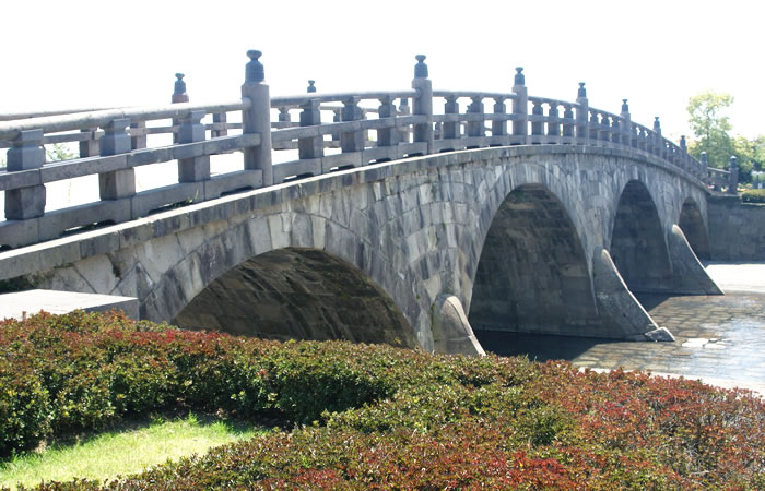 水面に美しい姿を映す鹿児島の西田橋