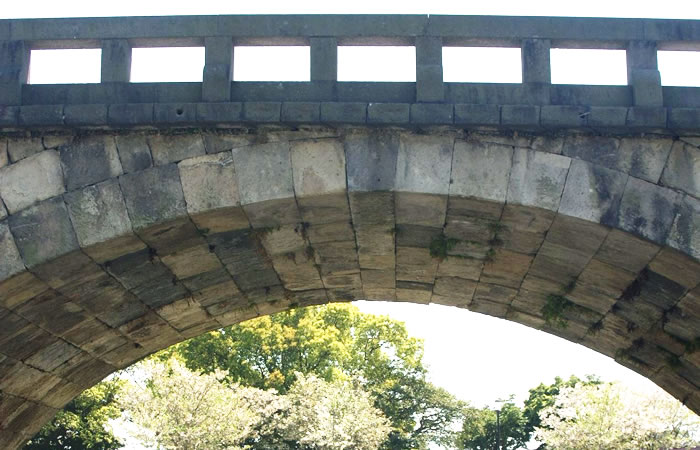 アーチ式石橋の緻密な構造