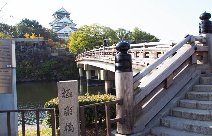 堀の向こうに見える大阪城の天守閣