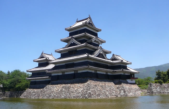 水面に美しい姿を映す松本城の天守