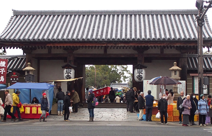 弘法市で賑わう東寺の風景