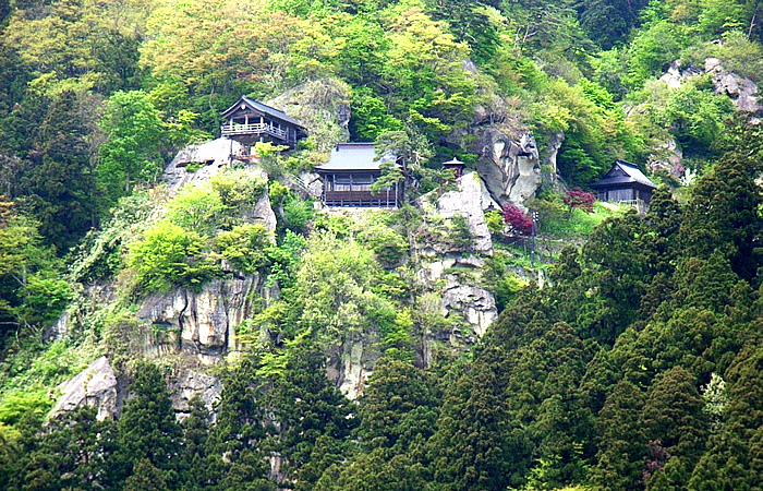 山壁に展開する立石寺（山寺）の堂宇群