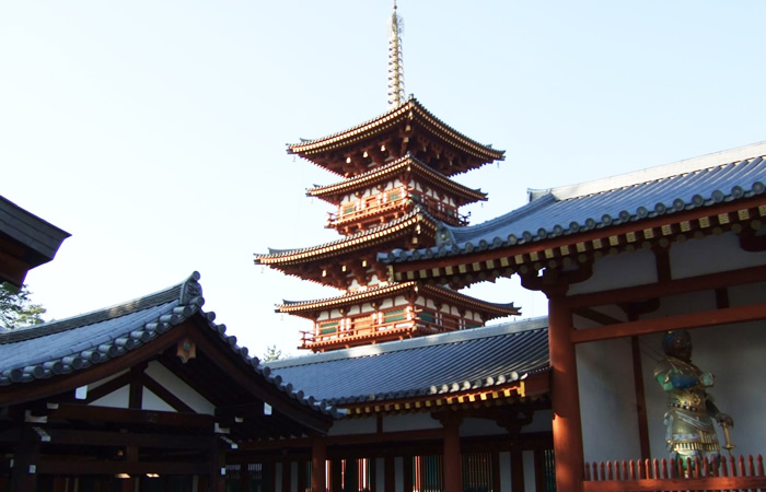 薬師寺の伽藍に聳える西塔の姿