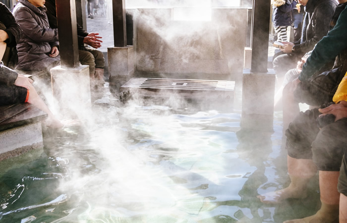草津温泉の足湯の風景