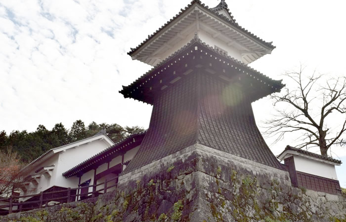 復元された美濃岩村城の太鼓櫓