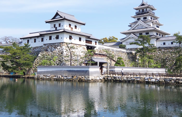 今治城の模擬天守と山里櫓