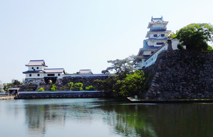 今治城の模擬天守と山里櫓